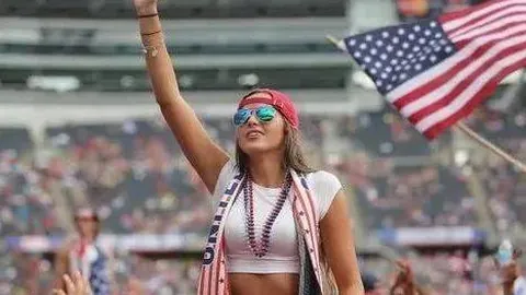 四川丰谷酒业队与深圳马可波罗队篮球对决，终场比分97比105